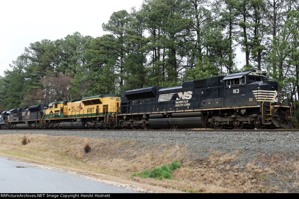 NS 1113 leads train 350-23 towards Sullivan